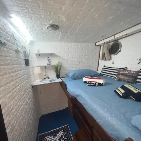 Boat & Breakfast Alicudi Oda ve Kahvaltı