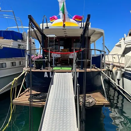 Boat & Breakfast Alicudi Oda ve Kahvaltı