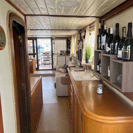 Boat & Breakfast Alicudi Oda ve Kahvaltı Alghero