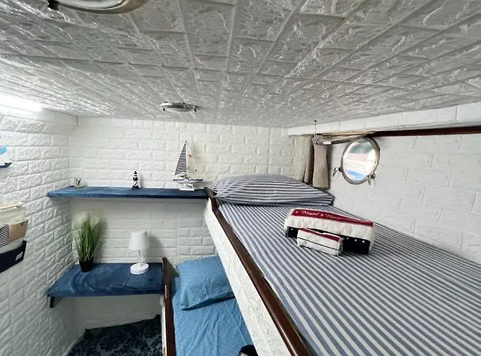 ベッド・アンド・ブレックファスト Boat & Breakfast Alicudi *