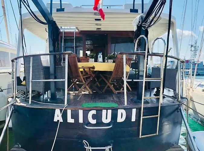 ベッド・アンド・ブレックファスト Boat & Breakfast Alicudi